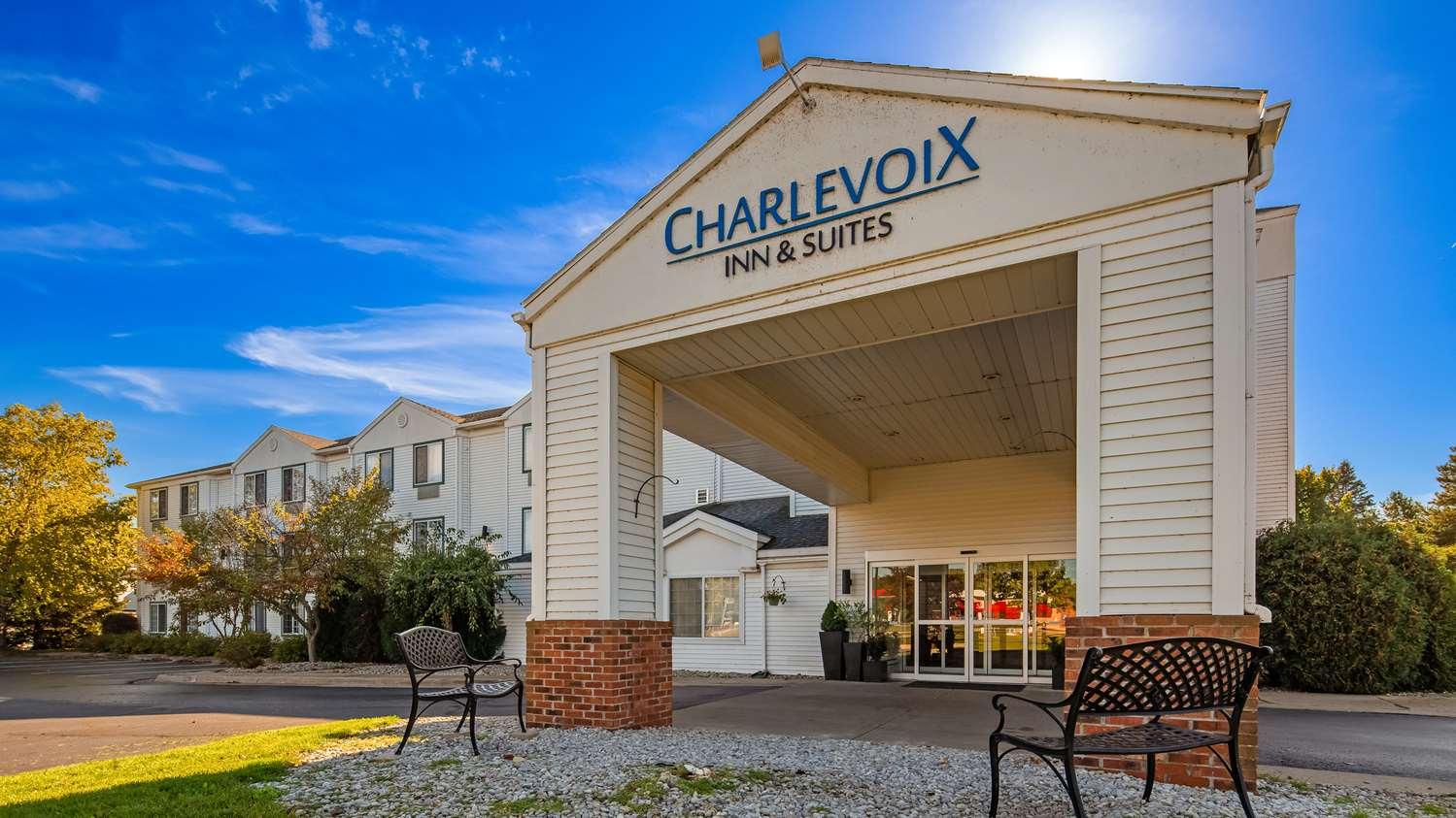 Charlevoix Inn & Suites Surestay Collection By Best Western Exterior photo