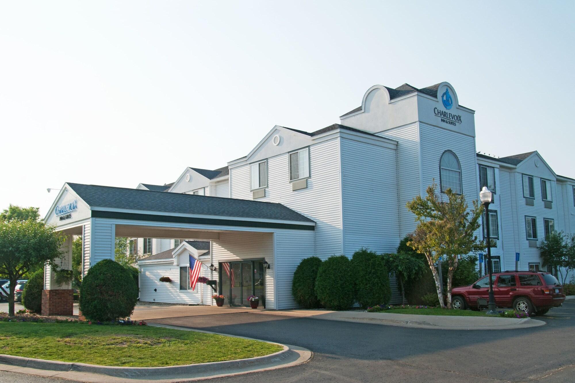 Charlevoix Inn & Suites Surestay Collection By Best Western Exterior photo