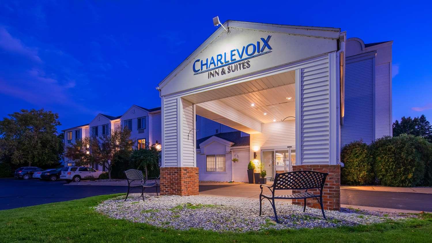 Charlevoix Inn & Suites Surestay Collection By Best Western Exterior photo