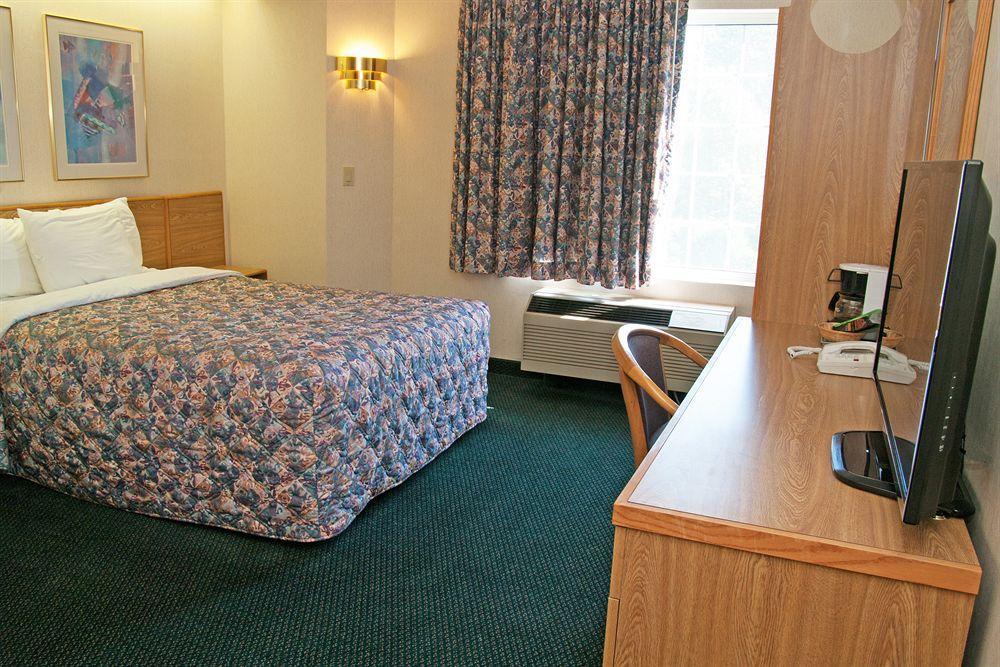Charlevoix Inn & Suites Surestay Collection By Best Western Exterior photo